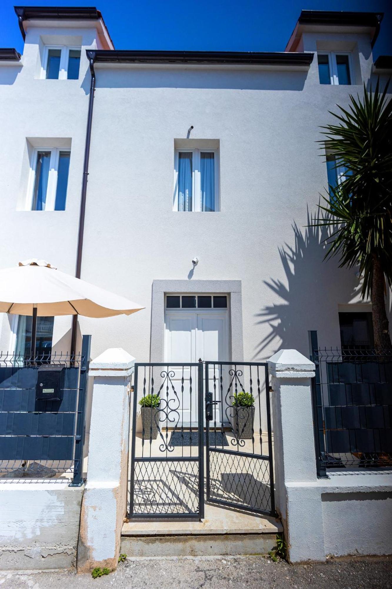 Studio Apartments Yucca, 2-Min To The Beach And 5 To Трогир Экстерьер фото