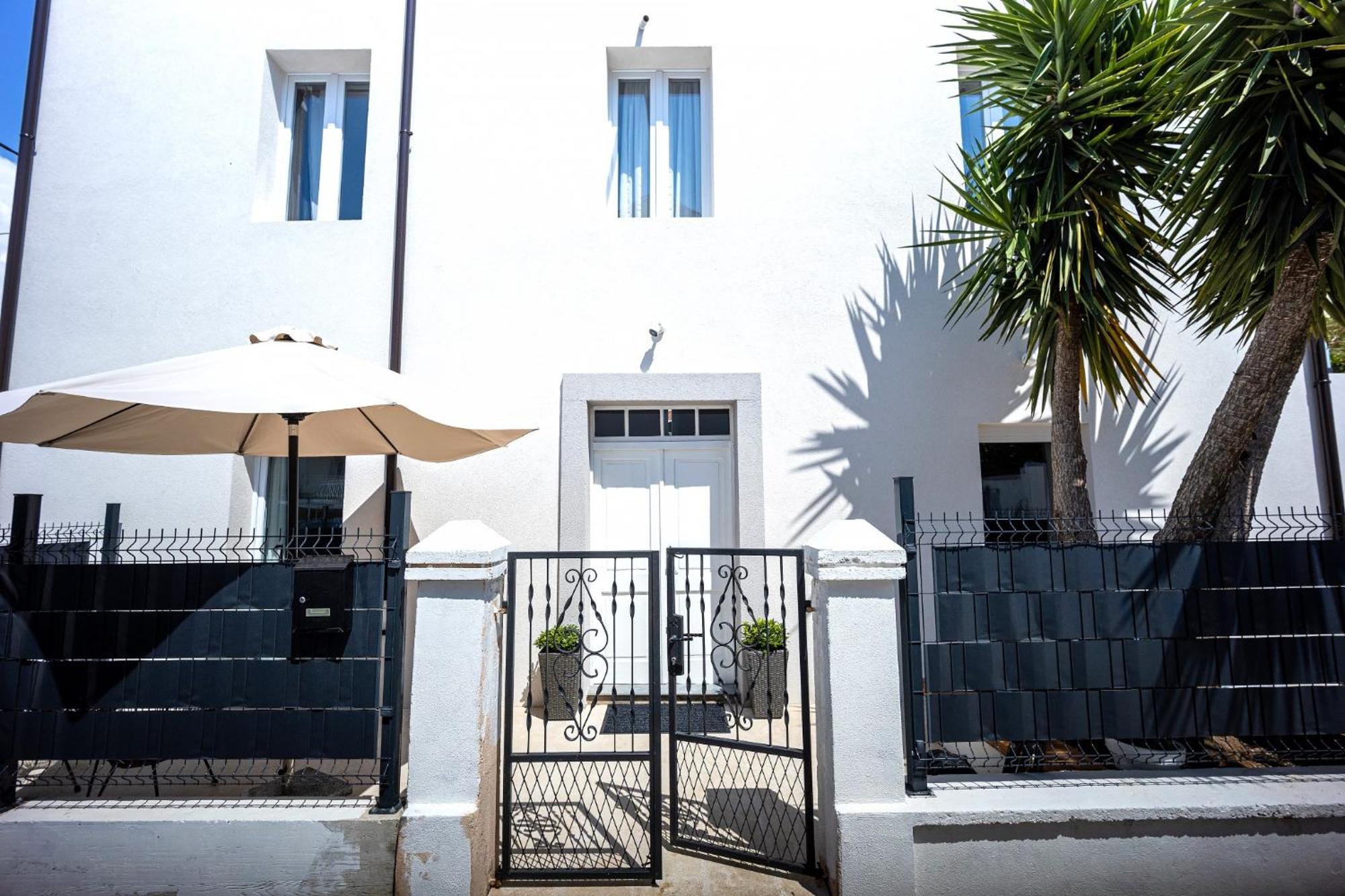 Studio Apartments Yucca, 2-Min To The Beach And 5 To Трогир Экстерьер фото