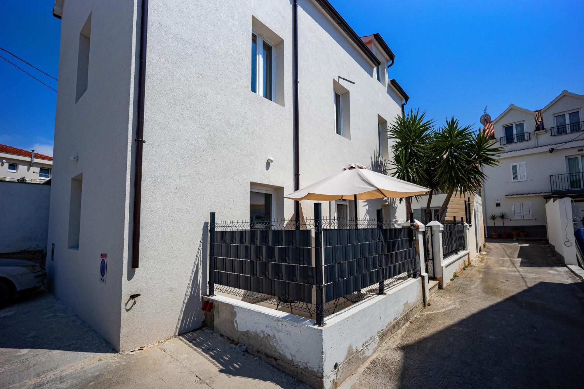 Studio Apartments Yucca, 2-Min To The Beach And 5 To Трогир Экстерьер фото