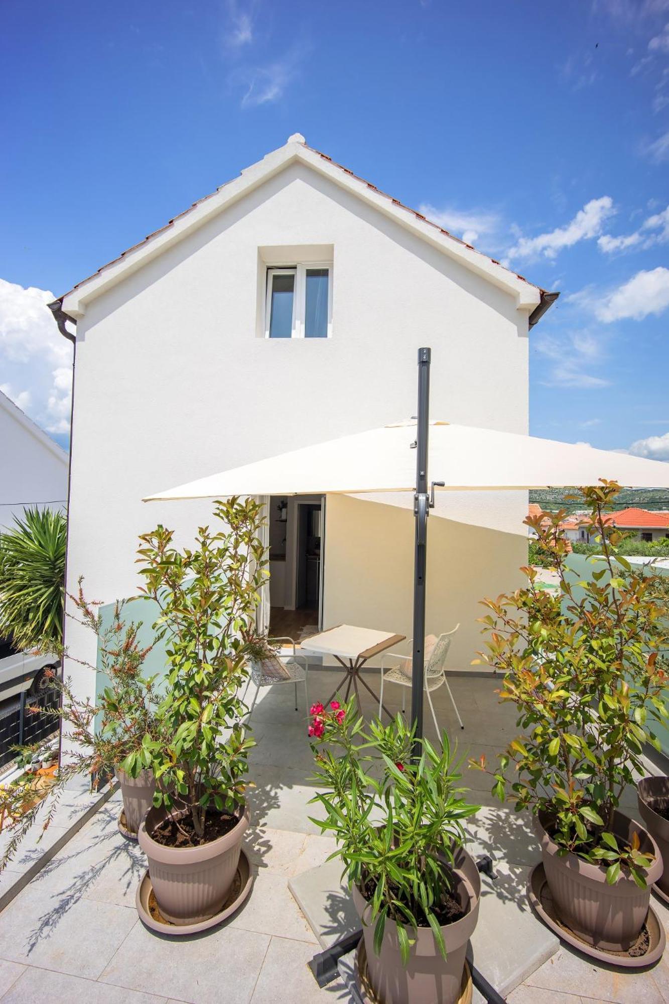 Studio Apartments Yucca, 2-Min To The Beach And 5 To Трогир Экстерьер фото