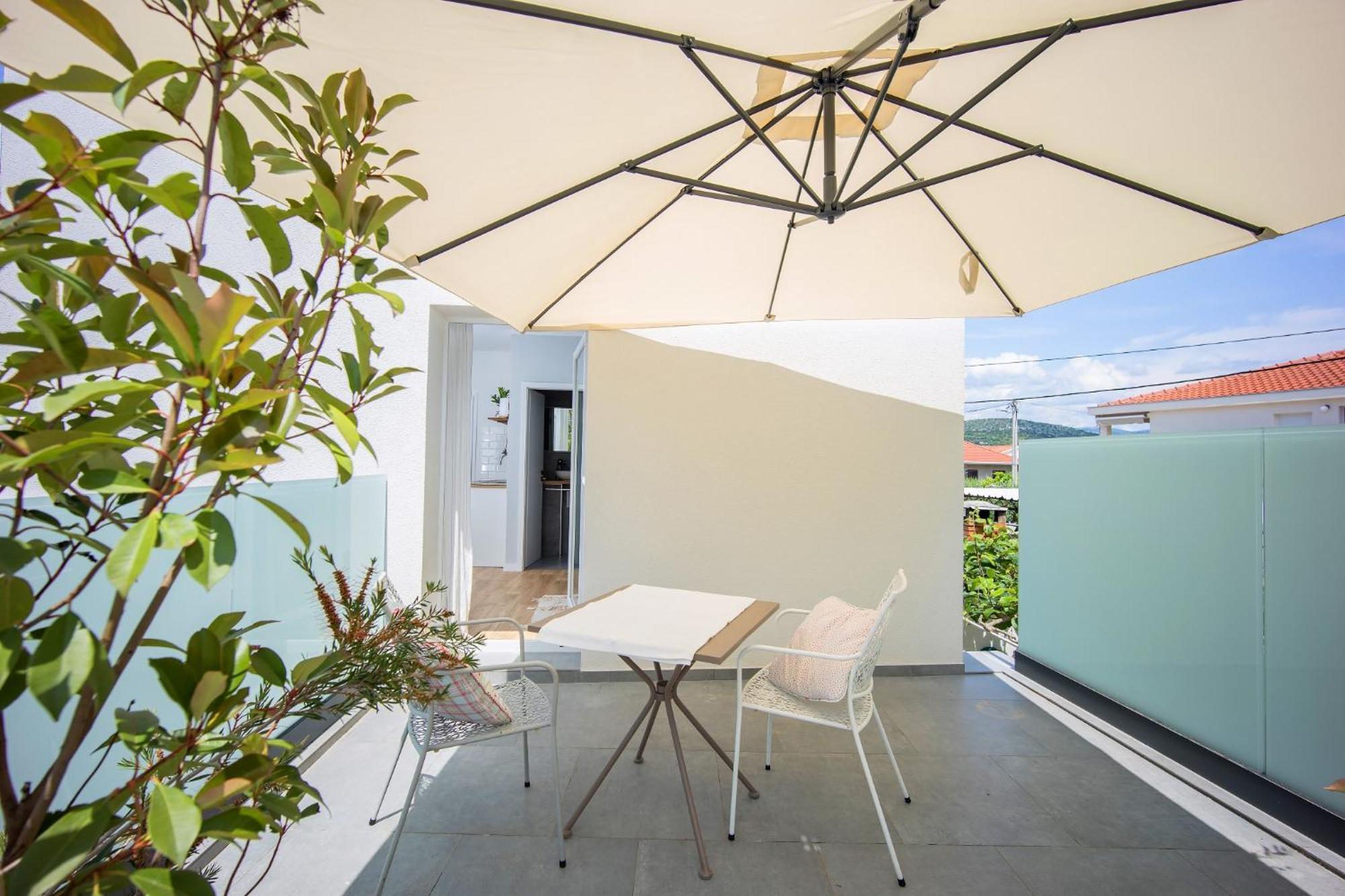 Studio Apartments Yucca, 2-Min To The Beach And 5 To Трогир Экстерьер фото