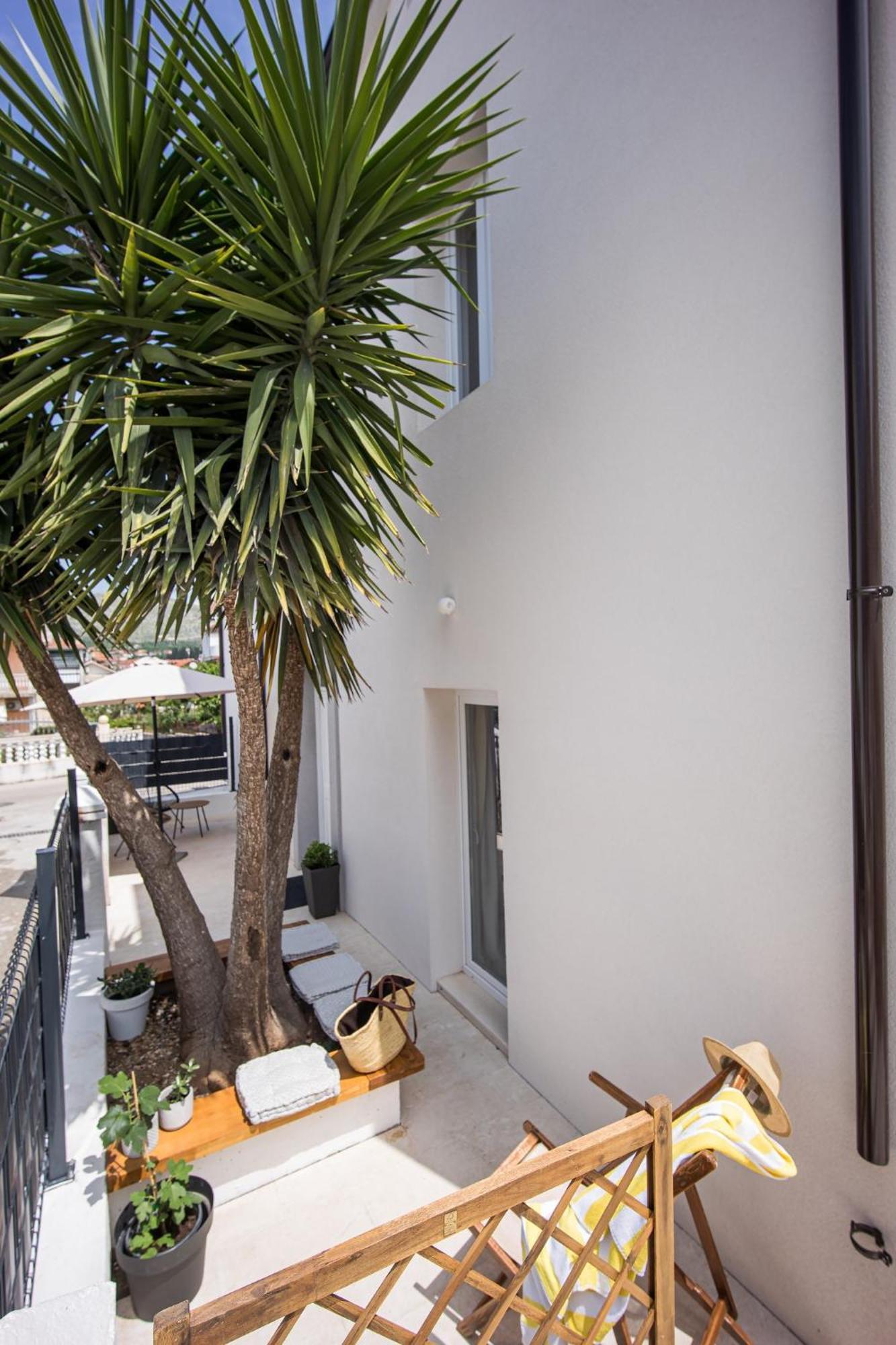 Studio Apartments Yucca, 2-Min To The Beach And 5 To Трогир Экстерьер фото