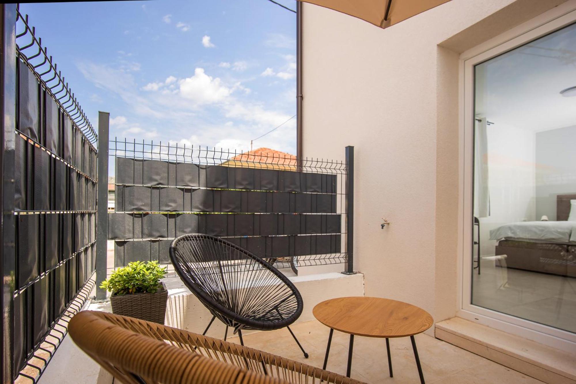 Studio Apartments Yucca, 2-Min To The Beach And 5 To Трогир Экстерьер фото
