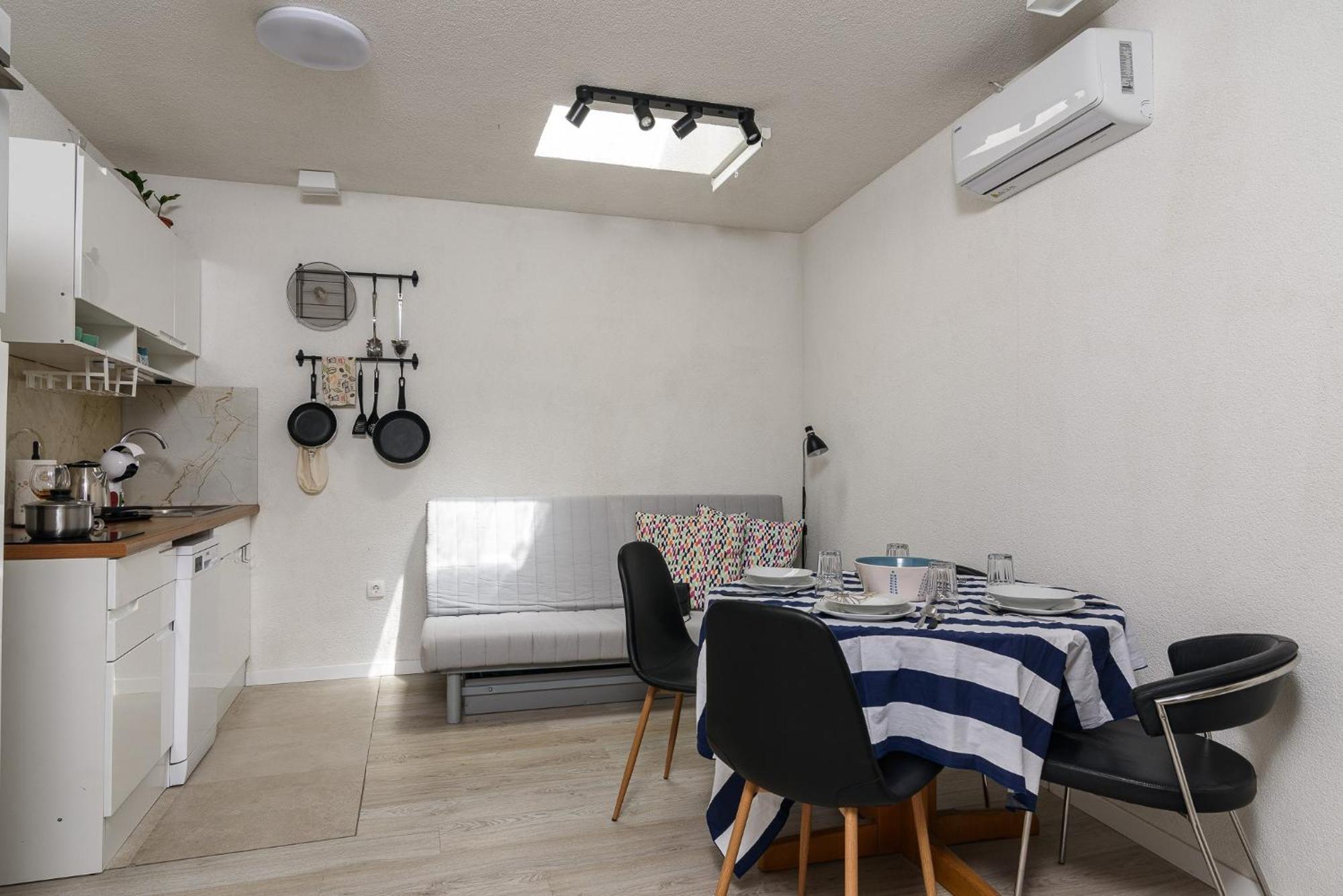 Studio Apartments Yucca, 2-Min To The Beach And 5 To Трогир Экстерьер фото