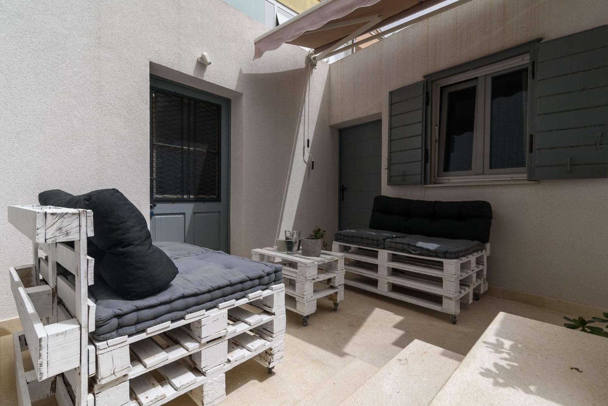 Studio Apartments Yucca, 2-Min To The Beach And 5 To Трогир Экстерьер фото